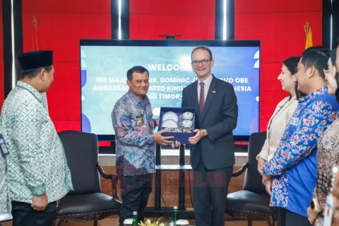 Gubernur Jawa Tengah Ahmad Luthfi bertemu Duta Besar Inggris untuk Indonesia dan Timor Leste, Dominic Jermey di Jakarta. Foto: dokumentasi