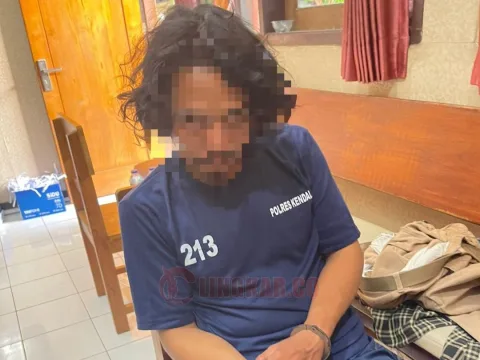 Pelaku penusukan di pinggir jalan depan SD Negeri 1 Penaruban, Dukuh Pagersari, Desa Penaruban, Weleri saat diinterogasi polisi. Foto: dokumentasi