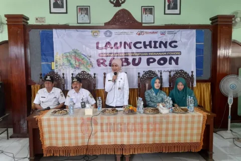 Bupati Kendal Dyah Kartika Permana Sari saat menghadiri peluncuran program Rabu Pon di Kelurahan Karangsari, Kendal,