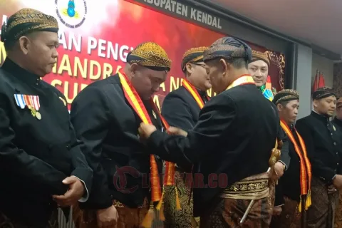 Muhammad Tommy Fadlurohman SH MH saat dikukuhkan sebagai pengurus Paguyuban Kusuma Handrawina Nusantara Kabupaten Kendal di Ruang Paripurna DPRD Kendal, Kamis (31/7/2025). Foto: Yoedhi/Lingkar.co