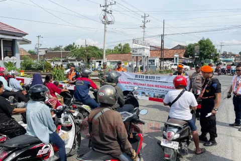 Sosialisasi PT Kereta Api Indonesia (KAI) Daerah Operasi (Daop) 4 Semarang terkait aturan keselamatan di sekitar jalur kereta api. (dok KAI Daop 4 Semarang)