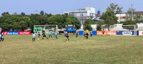 Laga sepak bola putri di ajang MilkLife Soccer Challenge Semarang Seri 1 2025/2026. (dok Alan Henry)