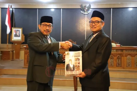 SERTIJAB. Serah terima jabatan Plt Sekda Purworejo, Drs R Achmad Kurniawan Kadir MPA digantikan dr Tolkha Amaruddin Sp THT MKes sebagai Plh Sekda.
