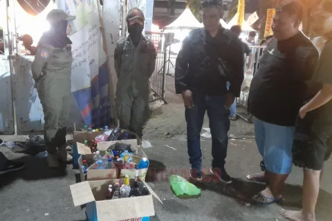 Lakukan Skrining di Pintu Masuk Kendal Open Fair, Satpol PP Temukan Ratusan Miras Dibawa Pengunjung