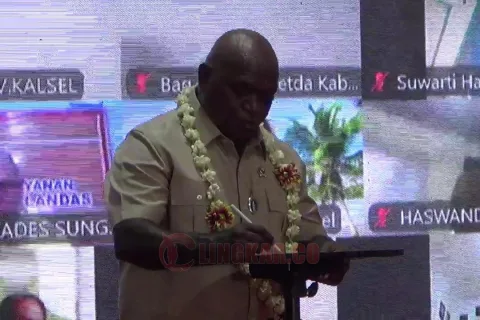 Menteri Hak Asasi Manusia, Natalius Pigai saat peluncuran program Desa Sadar HAM di Kendal. Foto: Yoedhi/Lingkar.co