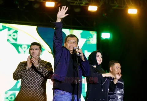 Gubernur Jawa Tengah Ahmad Luthfi didampingi Bupati Pekalongan menyapa masyarakat di alun-alun Kajen, Pekalongan, Senin (25/8/2025) malam. Foto: dokumentasi