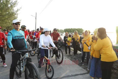 Wali Kota Semarang, Agustina Wilujeng Pramestuti bersama OPD sambangi Pantai Mangunharjo dengan bersepeda. (dok Pemkot Semarang)