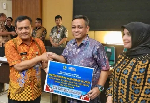 Gubernur Jawa Tengah Ahmad Luthfi menyerahkan bantuan keuangan secara simbolis kepada Wali Kota Pekalongan Achmad Afzan Arslan Djunaid di kantor Bappeda Kota Pekalongan pada Selasa (2/9/2025). Foto: dokumentasi
