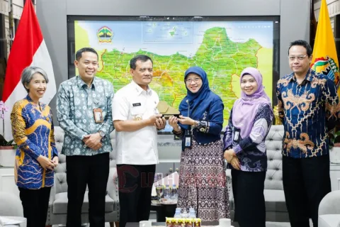 Direksi Wilayah VI BPJS Kesehatan saat diterima audiensi dengan dengan Gubernur Jateng Ahmad Luthfi dan Kepala Dinas Kesehatan Provinsi Jawa Tengah, Yunita Dyah Suminar di ruang kerja Gubernur, Rabu (3/9/2025). Foto: dokumentasi