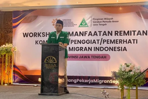 Ketua PW GP Ansor Jawa Tengah DR H M Shidqon Prabowo SH MH saat pembukaan kegiatan literasi keuangan Remitansi untuk keluarga dan pemerhati Pekerja Migran Indonesia di Solo.