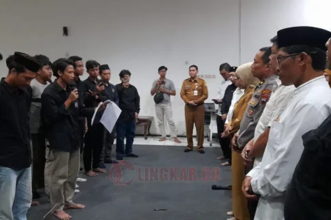 Perwakilan BEM Kendal saat menyampaikan tuntutan terhadap Pemkab Kendal. Foto: Yoedhi/Lingkar.co
