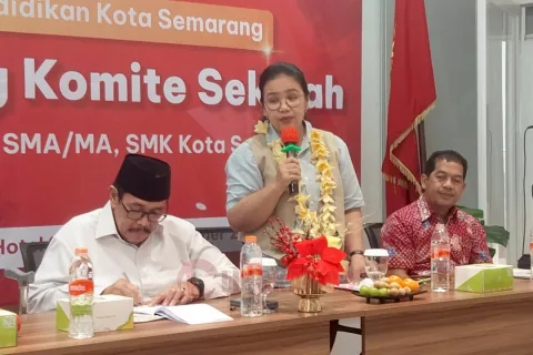 Wali Kota Semarang Agustina Wilujeng Pramestuti saat memberikan sambutan penutupan Up Grading Komite Sekolah yang digelar oleh Dewan Pendidikan Kota Semarang pada Sabtu (13/9/2025) di Graha Wisata Hotel School Semarang. Foto: Rifqi/Lingkar.co