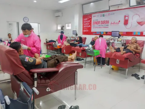 Kegiatan donor darah dalam memperingati HUT ke-26 Alfamart di Semarang. (dok Alfamart)