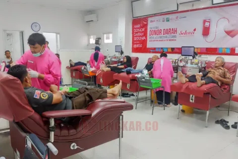 Kegiatan donor darah sukarela bersama Alfamart di UDD PMI Kota Semarang, Rabu (17/9/2025) pagi. Foto: Rifqi/Lingkar.co