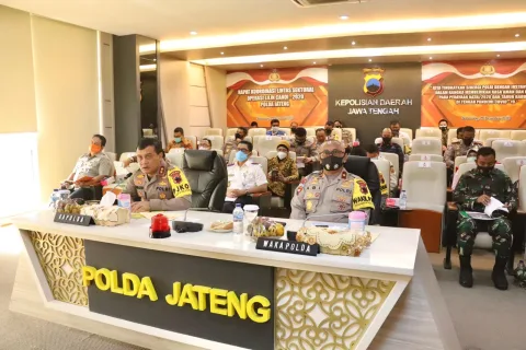 Kapolda Jateng Buka Acara Rapat Lintas Sektoral Operasi Lilin Candi 2020 Dalam Rangka Pengamanan Natal 2020 dan Tahun Baru 2021 Melalui Vicon, Pada Sabtu (19/12/2020). (DOK. LINGKAR .CO)
