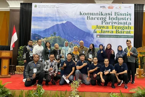 Rombongan Dinporapar Jateng berfoto bersama dalam kegiatan Komunikasi Bisnis di Bandung. Foto: dokumentasi