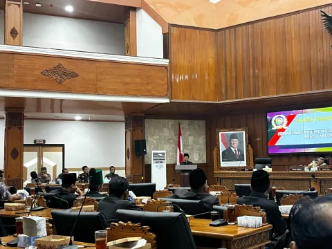 Juru bicara Fraksi PPP, KH Akhmat Tawabi saat membacakan pendangan umum fraksi terhadap Raperda APBD 2026. (dok Lukman Hakim)