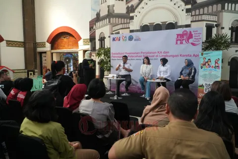 Talkshow dan sosialisasi bertema “Naik Kereta Asyik Nggak Toksik” di Stasiun Semarang Tawang Bank Jateng. (dok KAI Daop 4 Semarang)