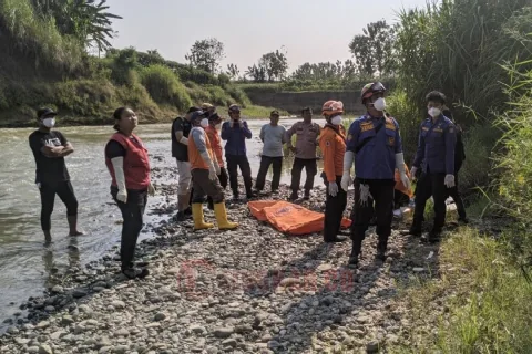 Penemuan sesosok mayat pria tanpa identitas yang hanyut di aliran Sungai Kali Bodri, Kendal, Rabu (24/9/2025) pagi. Foto: istimewa