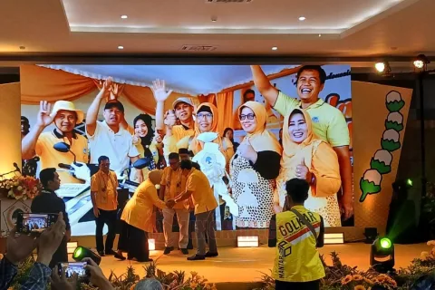 MUSDA. Yuli Hastuti saat mendapatkan ucapan selamat seusai kembali ditetapkan sebagai ketua dalam acara Musda XI DPD Golkar Kabupaten Purworejo yang di gelar Rabu (24/09/2025). Foto: Lukman/Lingkar.co