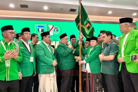 Agus Suparmanto menerima bendera pataka PPP dari KH Mustofa Aqil Siradj setelah resmi dinyatakan terpilih sebagai ketua umum DPP PPP dalam Muktamar X di Ancol Jakarta. Foto: istimewa