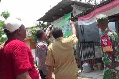 Petugas dari Pemkab Kendal saat meninjau lokasi rumah rusak diterjang angin. Foto: Yoedhi/Lingkar.co