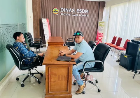 Perwakilan LBH Ansor Kendal, Albadrul Munir Wibowo saat di Dinas ESDM Jateng. Foto: istimewa