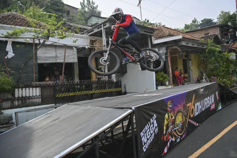 Peserta lewati rintangan dalam ajang 76 Indonesian Downhill (IDH) Urban 2025 Seri 2 yang digelar di Tegalsari, Semarang. (dok Istimewa)