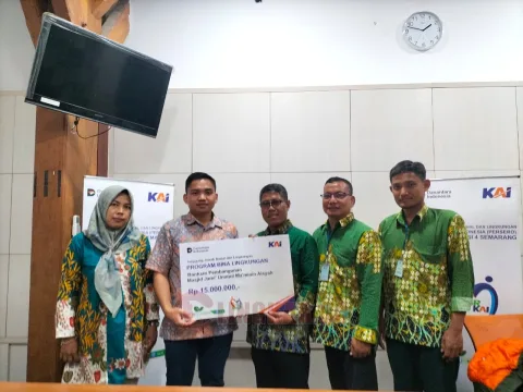 KAI Daop 4 Semarang serahkan bantuan TJSL mencakup bidang pendidikan, sosial, dan keagamaan. (Daop 4 Semarang)