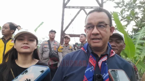 Anies Baswedan didampingi Ketua Karang Taruna Kabupaten Kendal Nattaya Kenenza meninjau jembatan di dusun Pidik. Foto: istimewa