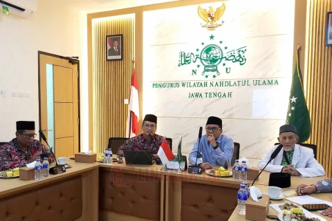 Ketua panitia Hari Santri 2025 PWNU Jateng KH. Ahmad Zaki Fuad (kanan) dan Ketua PW JQHNU Jateng KH Ali Imron (kiri) saat rapat koordinasi teknis Kick off Hari Santri Nasional 2025 pada hari Kamis (9/10/2025) di ruang rapat PWNU Jawa Tengah. Foto: dokumentasi/istimewa