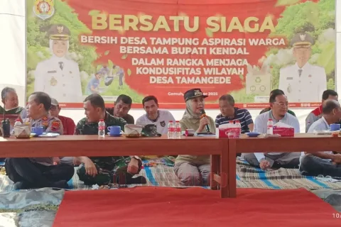 Bupati Kendal Dyah Kartika Permanasari saat menanggapi pertanyaan dalam acara Bersih Desa Tampung Aspirasi Warga (Bersatu Siaga) di Desa Taman Gede Kecamatan Gemuh, Jumat (10 /10/2025). Foto: Yoedhi/Lingkar.co