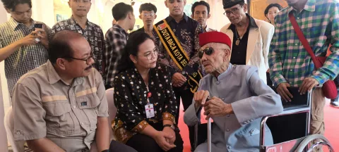 Wali Kota Semarang, Agustina Wilujeng Pramestuti saat mendengarkan cerita dari R. Soepar Soegiarno (96), saksi hidup Pertempuran Lima Hari di Semarang. (dok Alan Henry)