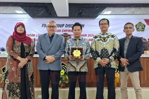 Dekan Fakultas Hukum Unissula Prof Jawade Hafidz (dua dari kiri) dan Ketua PPUU DPD RI Dr Abdul Kholik (tiga dari kiri). Foto: dokumentasi/istimewa