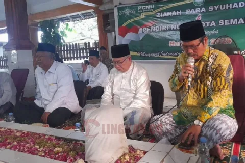 Rais Mustafadl Idaroh Aliyah (Pimpinan Pusat) Jam’iyyah Ahli Thoriqoh al-Muktabarah an-Nahdliyyah (Jatman) Drs KH Dzikron Abdullah didampingi Rais Syuriyah PCNU Kota Semarang KH Hanief Ismail Lc saat memimpin doa di makam KH Abdullah Sajad Sendangguwo Semarang, Kamis (16/10/2023). Foto: dokumentasi