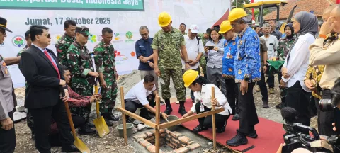 Wali Kota Semarang, Agustina Wilujeng Pramestuti saat acara Peletakan Batu Pertama Gudang Koperasi Desa Kelurahan Merah Putih di Lamongan Barat I Kelurahan Sampangan Kota Semarang. (dok Pemkot Semarang)