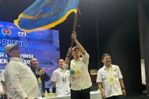 Setiawan Hendra Kelana atau Iwan HK setelah dinyatakan aklamasi dalam Konferprov di Auditorium RRI pada Sabtu (18/10/2025) memegang pataka PWI simbol tongkat estafet kemimpinan PWI Jateng lima tahun kedepan. Foto: istimewa