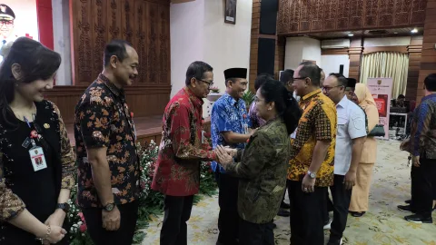 Wali Kota Semarang, Agustina Wilujeng Pramestuti memberikan selamat kepada pejabat yang telah dilantik. (dok Alan Henry)
