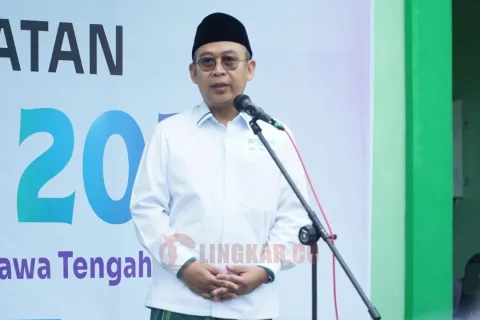 Ketua PWNU Jateng KH Abdul Ghaffar Rozin saat menjadi inspektur upacara Hari Santri Nasional 2026 di Halaman kantor PWNU Jateng Jalan dr Cipto Kota Semarang, Rabu (22/10/2025).
