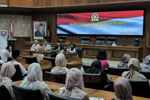 BELAJAR PARLEMEN. Seratusan siswa SMAN Negeri 1 Purworejo yang tergabung dalam OSIS, MPK, dan PKS mengunjungi Gedung DPRD Kabupaten Purworejo untuk belajar tentang keparlemenan dan melakukan simulasi rapat paripurna dalam program Ganesha Parlemen
