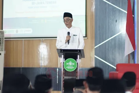 Rois Syuriah PWNU Jateng, KH. Ubaidillah Shodaqoh dalam Halaqah Pengasuh Pesantren se-Jawa Tengah yang digelar di Gedung PGRI, Wujil, Bergas, Kabupaten Semarang, Jumat (24/10/2025).