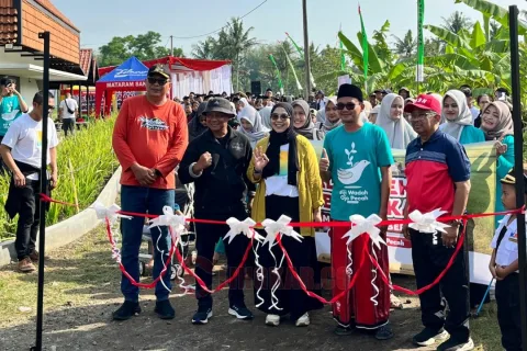 Para peserta bersiap memulai Jalan Sehat Kebhinekaan dari halaman Pondok Pesantren Al-Insaniyyah, Dusun Druju Sidorejo Kidul Tingkir Salatiga pada Minggu (26/10/2025)