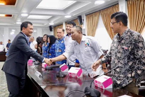 Tunggu Regulasi Upah Minimum, Ahmad Luthfi Serap Aspirasi dari Buruh dan Pengusaha