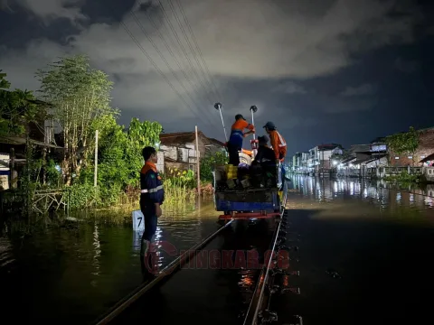 Petugas KAI Daop 4 Semarang lakukan upaya penanganan banjir di jalur kereta api. (dok KAI)