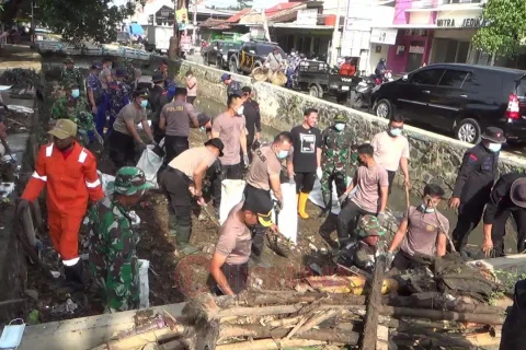Prihatin Kondisi Kali Aji, Polisi dan Tentara Ajak Masyarakat Kaliwungu Bersihkan Sampah yang Menghambat Aliran Air. Foto: Yoedhi/Lingkar.co