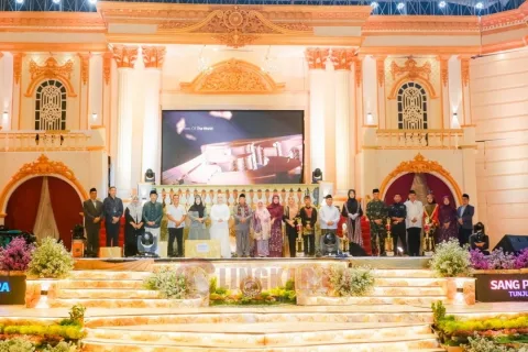 Panggung Gembira yang digelar Pondok Pesantren Darul Amanah di Lapangan Ngadiwarno, Kecamatan Sukorejo, Kabupaten Kendal, Rabu (29/10/2025) malam. Foto: dokumentasi