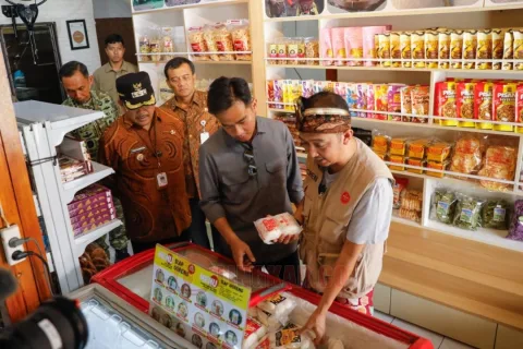 Wakil Presiden Gibran Rakabuming Raka dan Gubernur Jawa Tengah Ahmad Luthfi saat mengunjungi UMKM di Kampung Singkong, Jumat (7/11/2025).