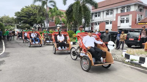 140 unit becak listrik resmi diserahkan kepada pengemudi becak di Kabupaten Kendal. (dok Alan Henry)