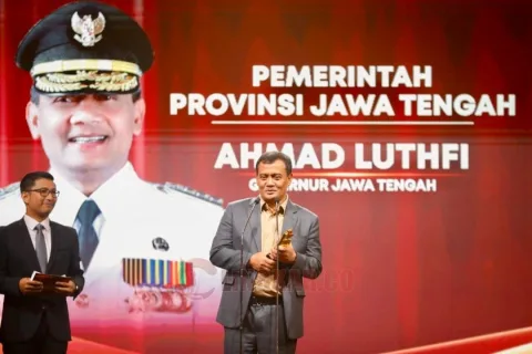 Gubernur Jawa Tengah Ahmad Luthfi saat menerima penghargaan dalam Indonesia Kita Award di Yudhistira Grand Ballroom Patra Jasa Office Tower, Jakarta Selatan, Senin (10/11/2025) malam.