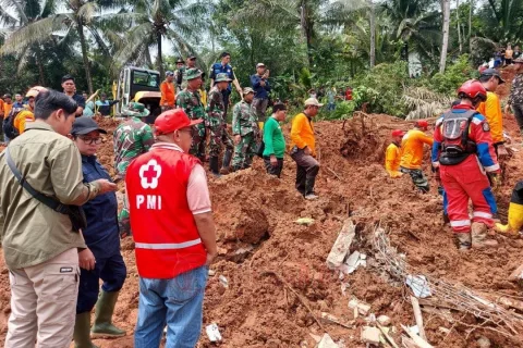 Relawan gabungan saat melakukan pencarian korban tanah longsor di Dusun Tarukan dan Dusun Cibuyut, Desa Cibeunying, Kecamatan Majenang, Kabupaten Cilacap, Jum'at (14/11/2025). Foto: istimewa
